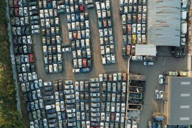 Hurdalığın hava manzaralı, hurda yığını bozuk arabaların olduğu bir yer. Eski araçların geri dönüşümü.