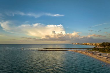Sarasota County, ABD 'deki Nokomis plajının havadan görüntüsü. Birçok insan tatillerini körfez suyunda yüzerek ve gün batımında sıcak Florida güneşinde dinlenerek geçiriyor..
