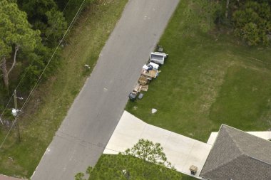 Tipik modern Amerikan özel evinin çatısı asfalt kiremitlerle ve bahçedeki yeşil çimlerle kaplı..