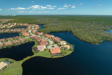 Florida yerleşim bölgesindeki Ian kasırgasından sonra evlerin etrafını su basmış. Doğal afetin sonuçları..