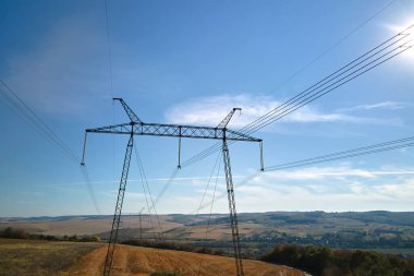 Elektrik hatları olan yüksek voltaj kulesi elektrik enerjisini kablolardan geçiriyor..