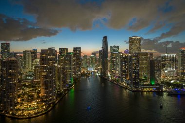 Florida, ABD 'nin Miami Brickell semtindeki yüksek gökdelen binalarının yukarıdan görüntüsü. Amerikan megapolis 'i ve geceleri finans bölgesi..