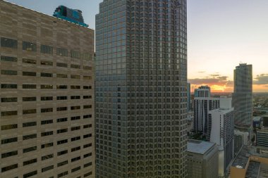 Gün batımında ABD 'nin Florida kentindeki Miami Brickell semtindeki beton ve cam gökdelen binalarından görüntü. Amerikan megapolis 'i ve karanlık çöktüğünde finans bölgesi.