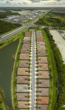 Güney Florida 'da kapalı yaşam kulüplerindeki yoğun konutların manzarası. Amerikan banliyölerinde emlak gelişimine örnek olarak Amerikan rüya evleri.