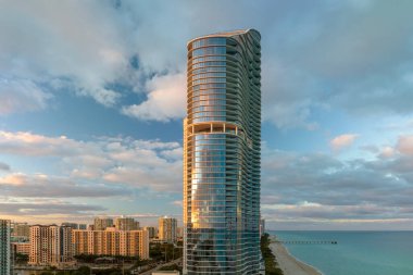 Akşamları Sunny Isles Sahili 'ndeki Atlantik Okyanusu kıyısındaki lüks otellerin ve apartmanların manzarası. Güney Florida 'daki Amerikan turizm altyapısı.