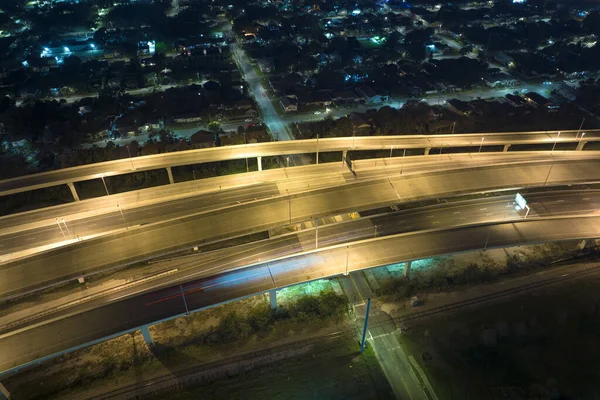 Luftaufnahme Eines Amerikanischen Autobahnkreuzes Bei Nacht Mit Schnell Fahrenden Autos — Stockfoto