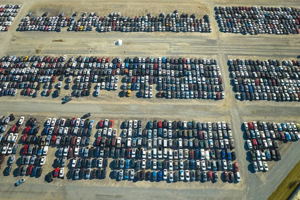 Αεροφωτογραφία Του Μεταπωλητή Πλειστηριασμού Εταιρεία Μεγάλο Χώρο Στάθμευσης Σταθμευμένα Αυτοκίνητα — Φωτογραφία Αρχείου