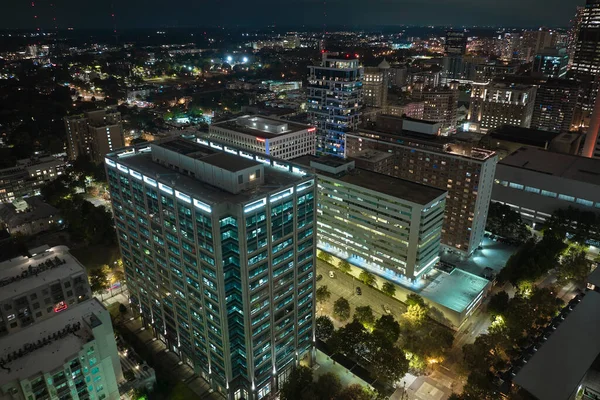 美国佐治亚州亚特兰大市中心的空中景观 现代美国中城高耸的摩天大楼灯火辉煌 — 图库照片