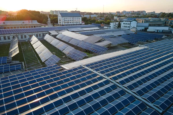 Sanayi Binasının Çatısına Yeşil Ekolojik Elektrik Üretmek Için Monte Edilmiş — Stok fotoğraf