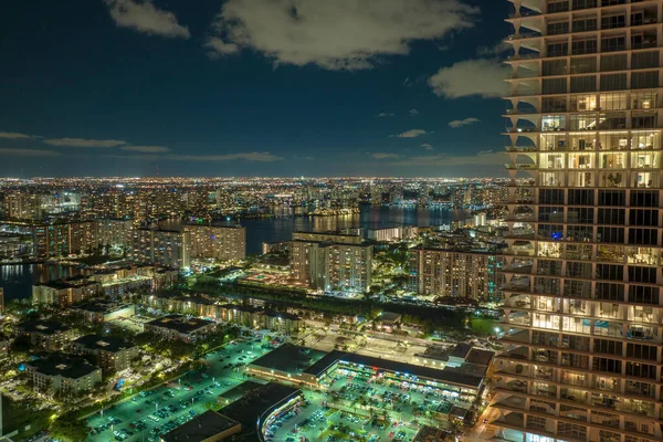 米国フロリダ州のサニーアイルズビーチ市で夜に明るく照らされた住宅高層ビルの高角度ビュー 現代のアメリカの都市部における住宅開発 — ストック写真