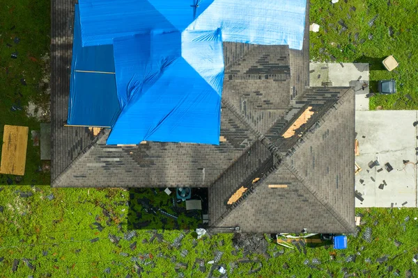 屋面被防雨防水布覆盖 直到更换沥青路面的顶部视图 佛罗里达州伊恩飓风过后对建筑物屋顶的破坏 — 图库照片