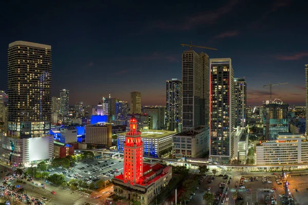 夜には 米国フロリダ州のマイアミ ブリックのダウンタウン地区にある明るく照らされた超高層ビルの建物の上からご覧ください ビジネス金融地区とアメリカのメガポリス — ストック写真
