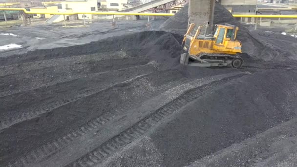 Buldozer Çekici Termoelektrik Santralinin Ikmal Sahasında Siyah Kömür Topluyor — Stok video