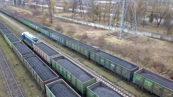 Uzun Tren Vagonları Fosil Yakıt Kömürüyle Dolu — Stok video