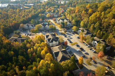 Sonbahar mevsiminde Güney Carolina banliyölerinde sarı ağaçlar arasındaki yeni apartman dairelerinin hava manzarası. Amerikan banliyölerinde gayrimenkul geliştirme.