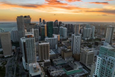Florida, ABD 'de Miami Brickell şehir merkezinin akşam manzarası. Modern Amerikan megapolis 'inde yüksek gökdelen binaları olan gökyüzü çizgisi.