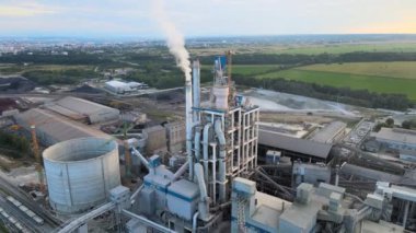 Endüstriyel üretim bölgesinde yüksek beton yapılı çimento fabrikası kulesinin havadan görüntüsü. Üretim ve küresel sanayi kavramı.