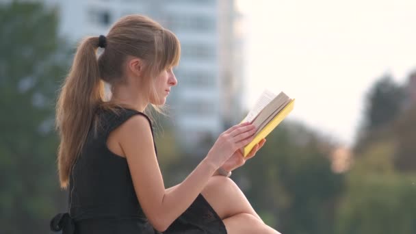 Jovem Descansando Parque Verão Lendo Livro Educação Conceito Sudy — Vídeo de Stock