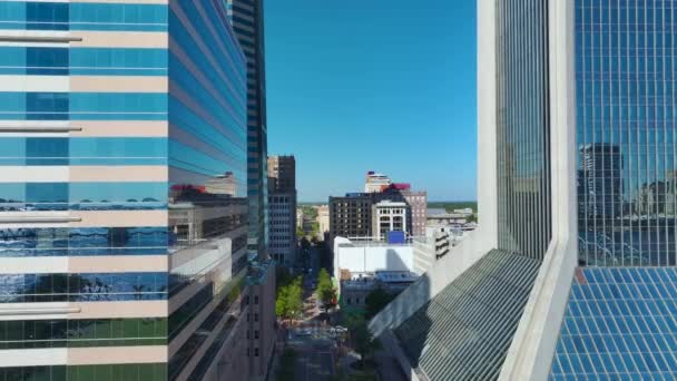 从上面俯瞰美国佛罗里达州杰克逊维尔市商业区的当代摩天大楼 拥有商业金融区的美国大都市 — 图库视频影像