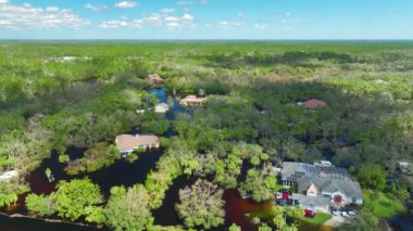 Florida yerleşim bölgesindeki Ian kasırgası yüzünden evleri sel basmış. Doğal afetin sonuçları..