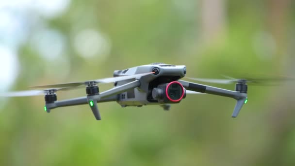Τετρακόπτερο Drone Ψηφιακή Φωτογραφική Μηχανή Και Γρήγορα Περιστρεφόμενες Προπέλες Που — Αρχείο Βίντεο