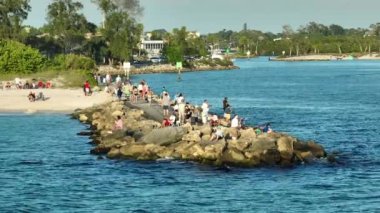 Deniz kenarındaki yaz etkinlikleri. Birçok turistin Venedik rıhtımında tatilin keyfini çıkardığı hava manzarası.