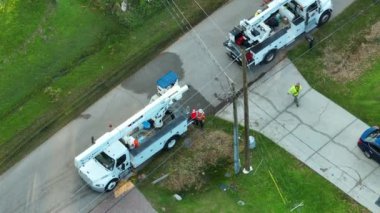 Florida banliyösündeki Ean kasırgasından sonra hasar gören elektrik hatlarını onaran elektrik işçilerinin hava görüntüsü..
