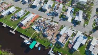 Florida gezici ev bölgesinde Ian kasırgasından sonra ciddi hasar görmüş evler. Doğal afetin sonuçları..