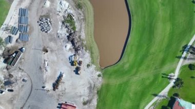 Güneşli Florida 'da inşaat halindeki yeni golf sahasının havadan görünüşü. Kiralama sporları için altyapının geliştirilmesi.