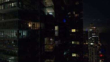 Florida, ABD 'nin Sunny Isles Beach şehrinin şehir merkezindeki gökdelen binalarının yukarıdan görüntüsü. Gece vakti Amerikan turist bölgesi.