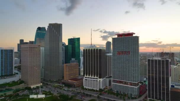 美国佛罗里达州迈阿密Brickell市区的夜晚城市景观 现代美国大都市高楼高楼和城市交通系统的天际线 — 图库视频影像