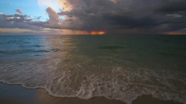 夕阳西下的黑暗不祥的暴雨 伴随着闪电和雷声掠过海浪 压碎在沙滩上 傍晚美丽的海景 — 图库视频影像