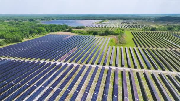 Vue Dessus Centrale Photovoltaïque Avec Nombreuses Rangées Panneaux Solaires Pour — Video