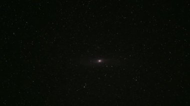 Andromeda Galaksisi 'nin zaman çizelgesi karanlık yıldızla kaplı gökyüzünde. Derin kozmos fotoğrafçılığı.