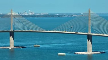 Florida 'daki Tampa Körfezi üzerindeki Sunshine Skyway Köprüsü' nün hava görüntüsü. Ulaşım altyapısı kavramı.