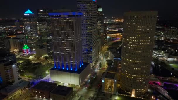 米国フロリダ州のタンパ市のダウンタウン地区の空中ビュー 現代アメリカのミッドタウンにある明るく照らされた高層ビル — ストック動画