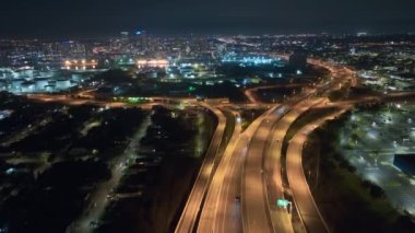 Tampa, Florida 'da gece vakti hızlı hareket eden araçlar ve kamyonlarla Amerikan otobanının kavşağından bir görüntü. ABD ulaştırma altyapı kavramı.