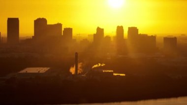 Gün batımında ABD 'nin Florida kentindeki Tampa şehrinin şehir merkezindeki hava manzarası. Modern Amerikan şehir merkezindeki yüksek gökdelen ofis binalarının karanlık silueti..