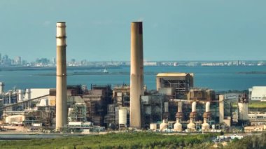 Tampa, Florida yakınlarındaki Apollo Sahili 'ndeki Big Bend Enerji İstasyonu' nun hava görüntüsü. Büyük kömürle çalışan elektrik santrali. Enerji üretimi için fosil yakıt kullanımı.