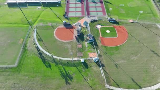 从上面俯瞰佛罗里达州农村的新棒球场 佛罗里达州农村露天棒球场 美国体育基础设施 — 图库视频影像