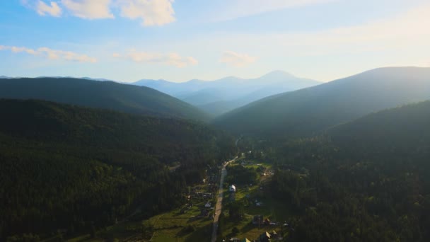 Luchtfoto Van Het Prachtige Landschap Met Kleine Dorpshuisjes Tussen Mistige — Stockvideo
