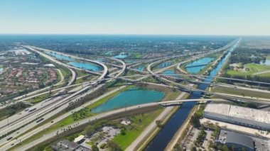 Miami, Florida 'da hızlı sürüş araçlarıyla Amerikan otoyol kavşağının hava görüntüsü. ABD ulaşım altyapısının üstünden görüntüle.