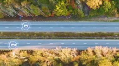 Otomatik pilot trafiği hızla ilerleyen Amerikan otoyolunda otonom arabaların hava görüntüsü. Eyaletler arası ulaşım kavramının geleceği.