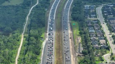 Sarasota, Florida 'da yoğun trafik varken işlek Amerikan otoyolunun havadan görüntüsü. Ulaşım altyapısının geliştirilmesi. Eyaletler arası ulaşım kavramı.