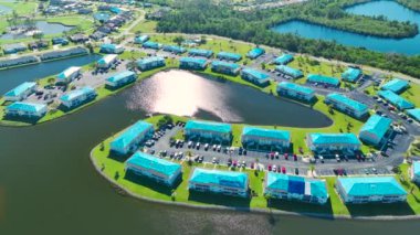 Ian kasırgasında hasar gören binanın çatıları asfalt kiremitlerin yerine gelene kadar yağmur suyuna karşı mavi korumalı muşambayla kaplıydı..