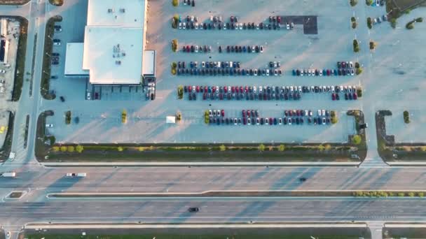 从空中看经销商停车场 在宽阔的美国公路附近有许多全新的汽车可供出售 美国汽车工业概念的发展 — 图库视频影像