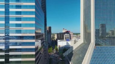 Florida, ABD 'deki Jacksonville şehrinin şehir merkezindeki hava manzarası. Modern Amerika 'da cam ve çelik gibi yüksek gökdelen binalar.
