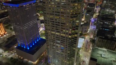 Florida, ABD 'deki Tampa şehrinin şehir merkezindeki hava manzarası. Modern Amerika 'nın orta kesimindeki parlak gökdelen binaları.