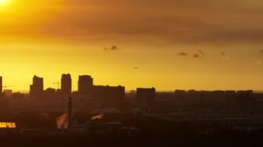 Gün batımında Tampa şehrinin şehir merkezinden kalkan yolcu uçağının hava görüntüsü. Modern Amerikan şehir merkezindeki yüksek gökdelen ofis binalarının karanlık silueti..