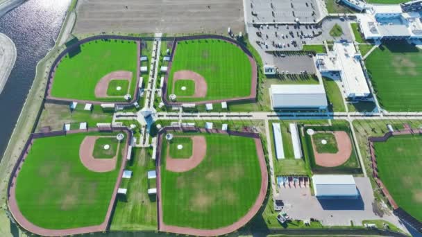 フロリダ州の農村部に新しい野球スタジアムとオープンエアの球技場の空中ビュー アメリカのスポーツインフラ — ストック動画